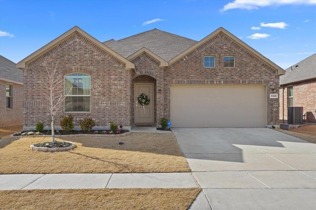 5028 Waterway Dr - Photo 2 of 40