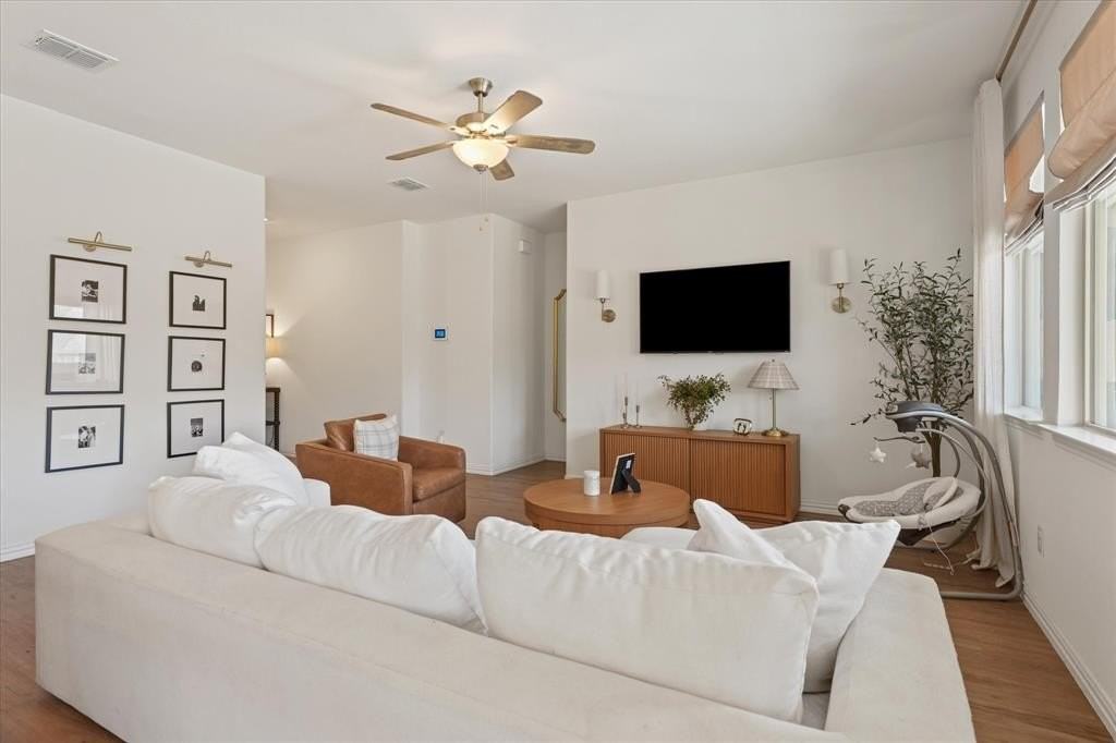 5028 Waterway Dr - Photo 4 of 40
