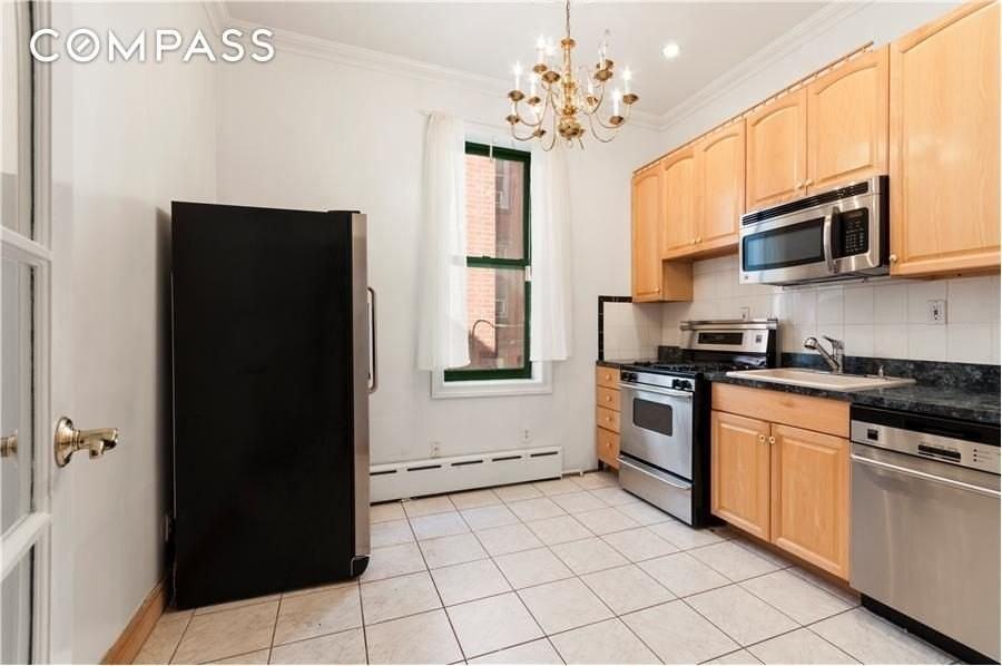 13 Cornelia St #1R - Photo 4 of 11
