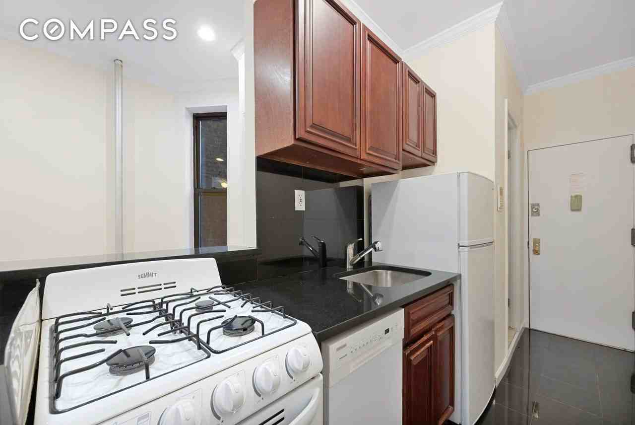 370 Columbus Ave #3K - Photo 3 of 11