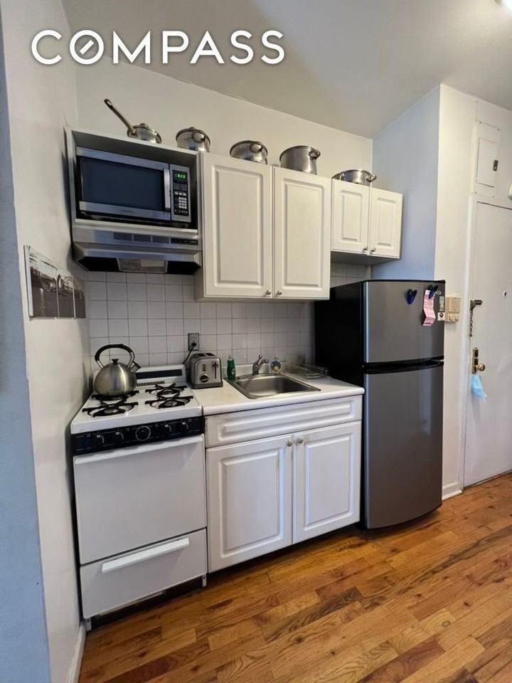 438 W 49th St #2D - Photo 4 of 21