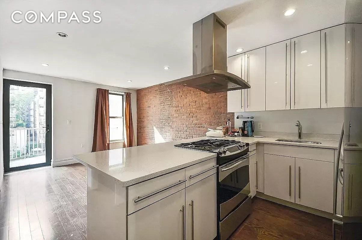 1569 2nd Ave #301 - Photo 2 of 8