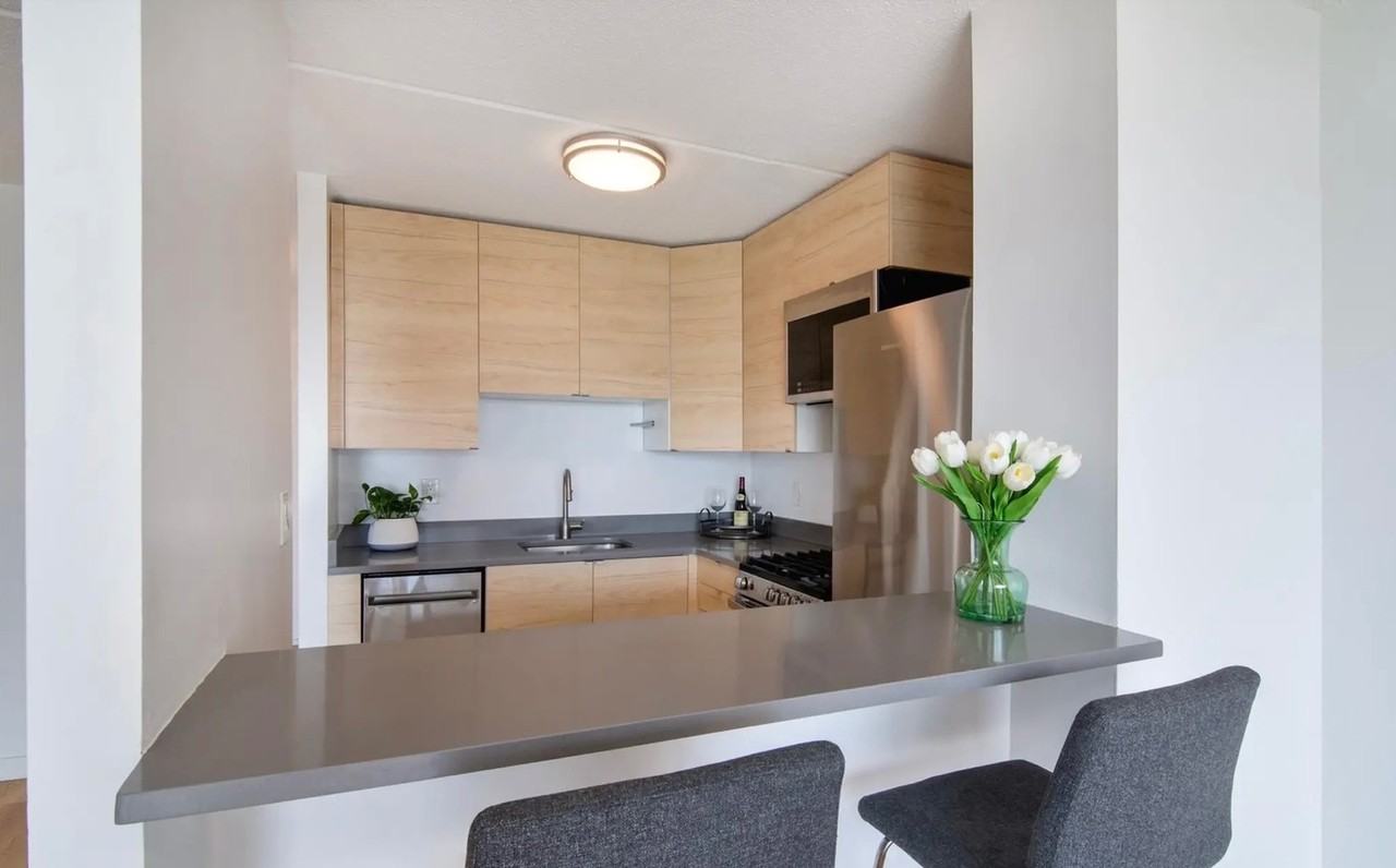 1155 Warburton Ave - Photo 5 of 9