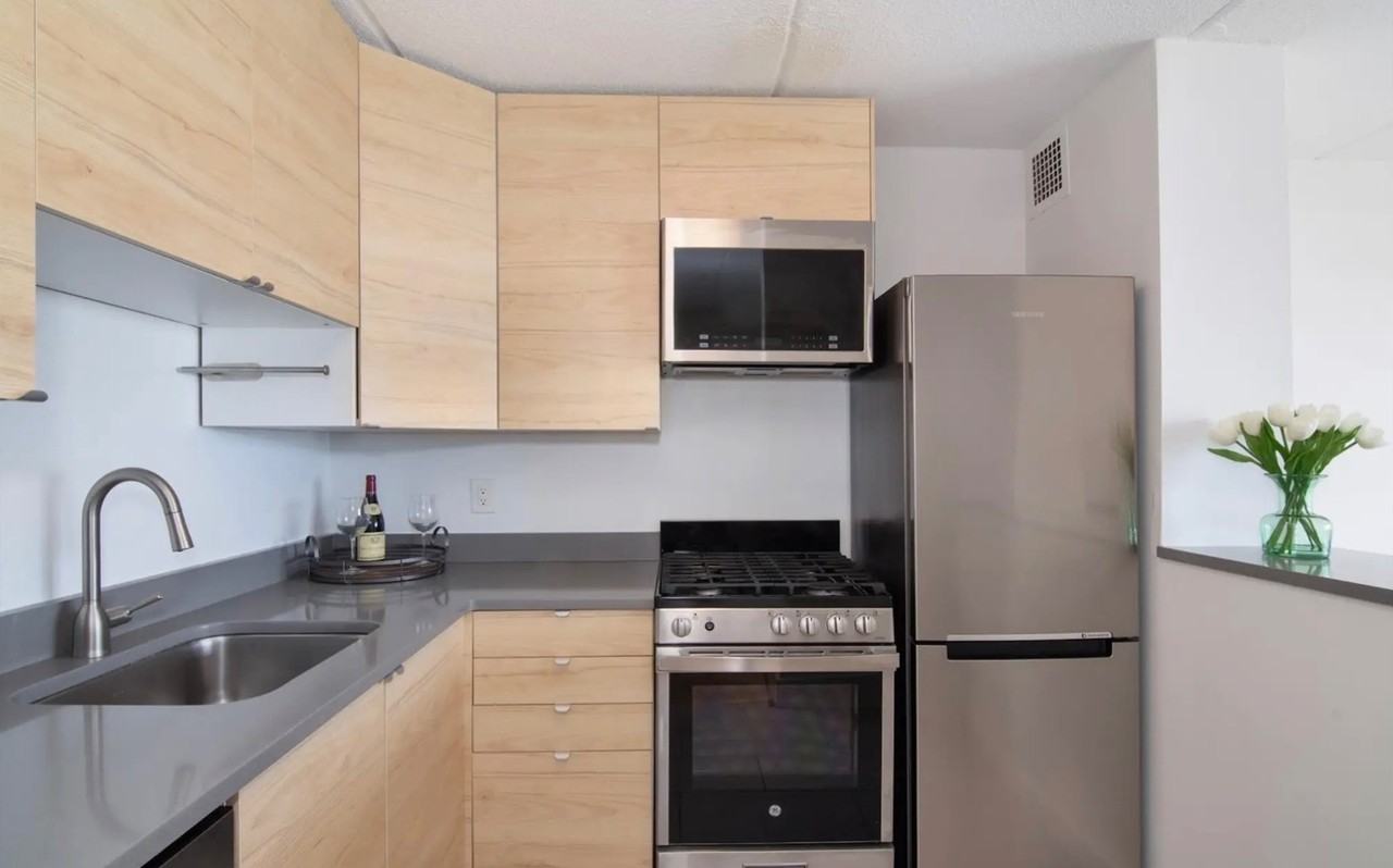 1155 Warburton Ave - Photo 6 of 9