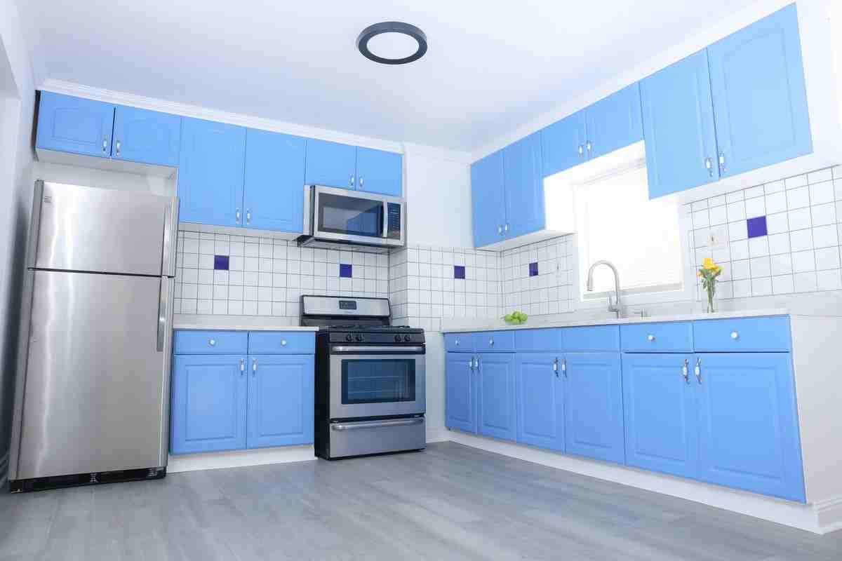 1033 W 62nd St - Photo 2 of 3
