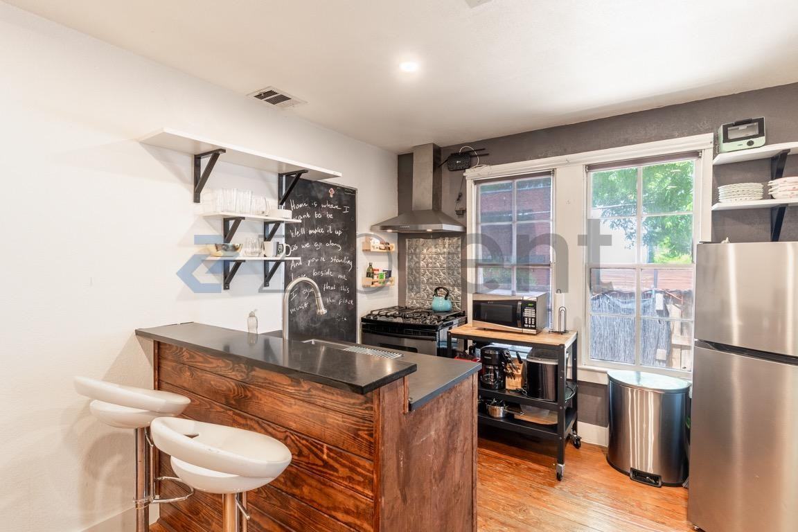 403 San Saba St #A - Photo 2 of 12
