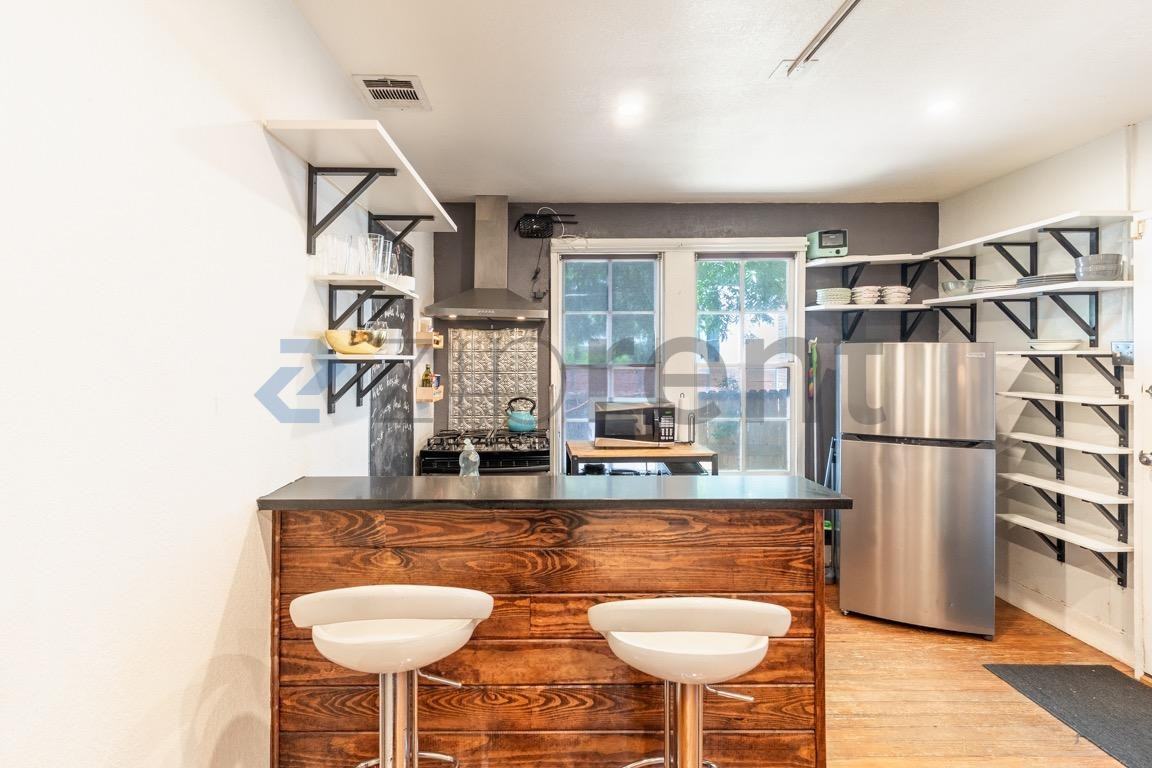 403 San Saba St #A - Photo 4 of 12