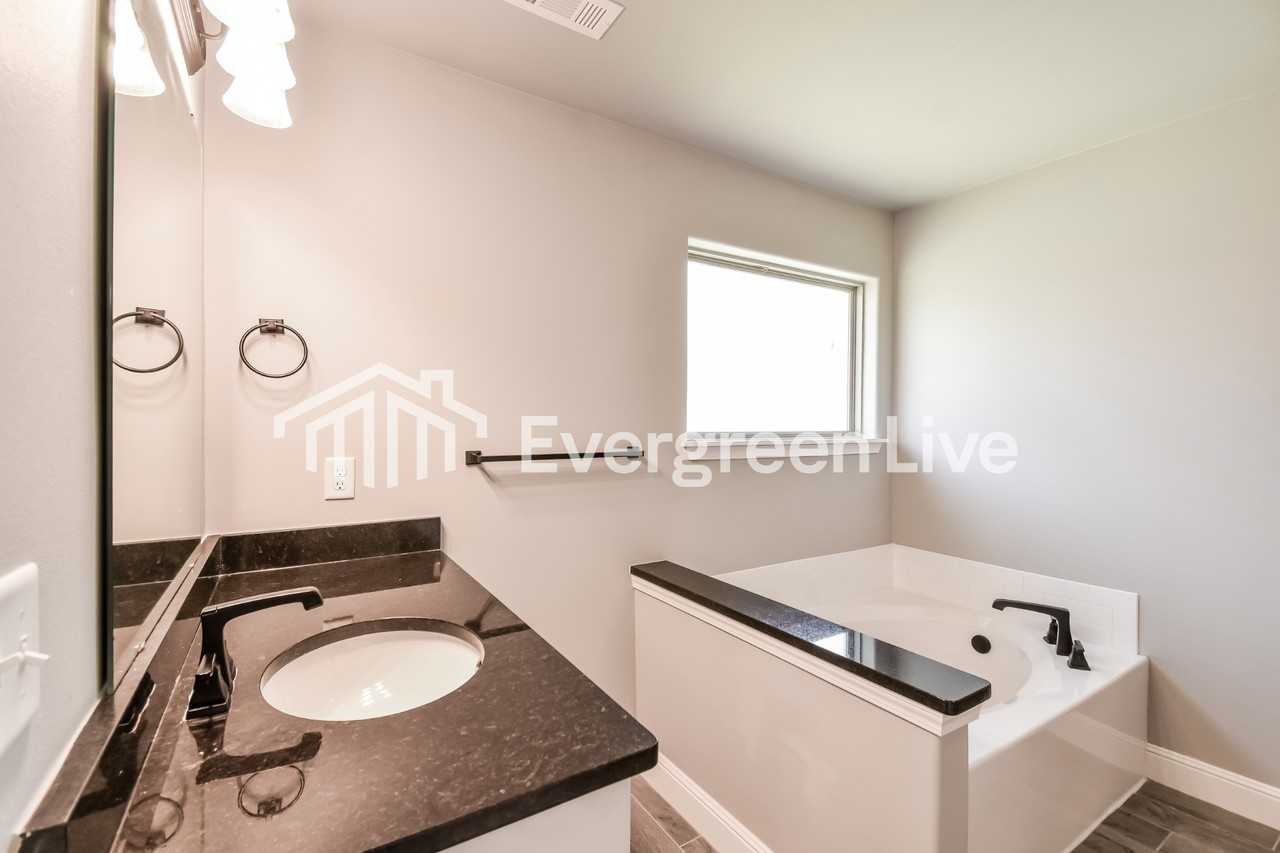 6003 Nw Reynolds St - Photo 5 of 15