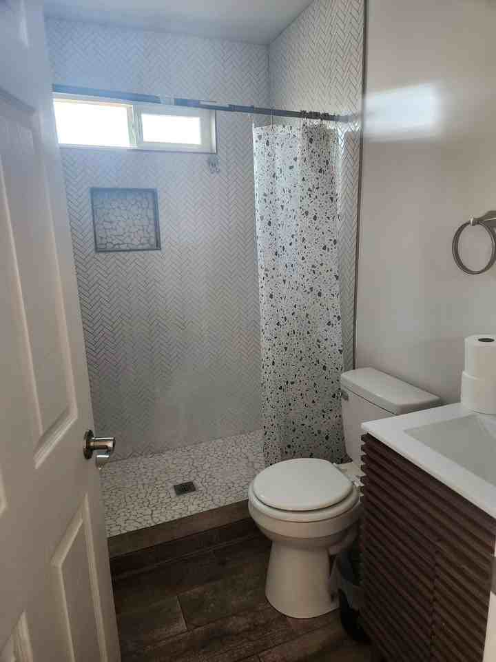 1006 Essex East Dr #2 - Photo 3 of 4