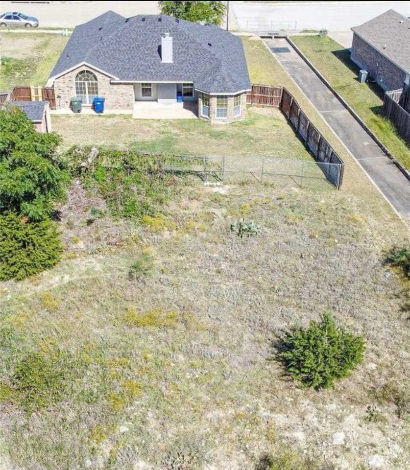 2501 Lindsey Dr - Photo 3 of 14