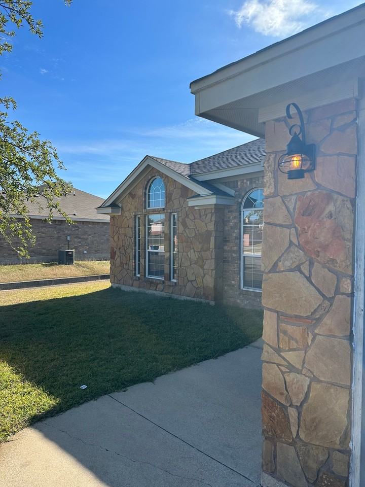 2501 Lindsey Dr - Photo 5 of 14