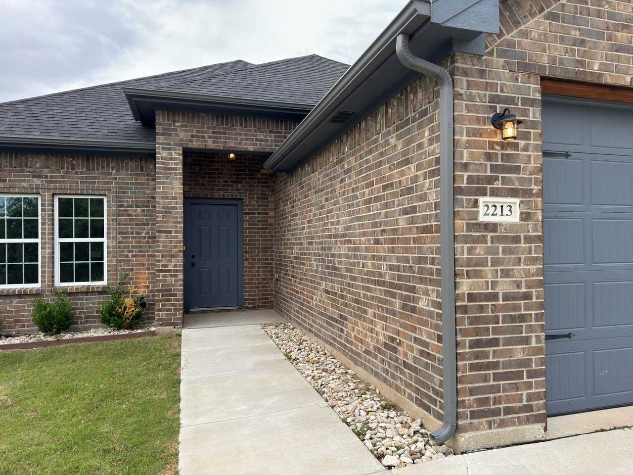 2213 Beverly Dr - Photo 2 of 10