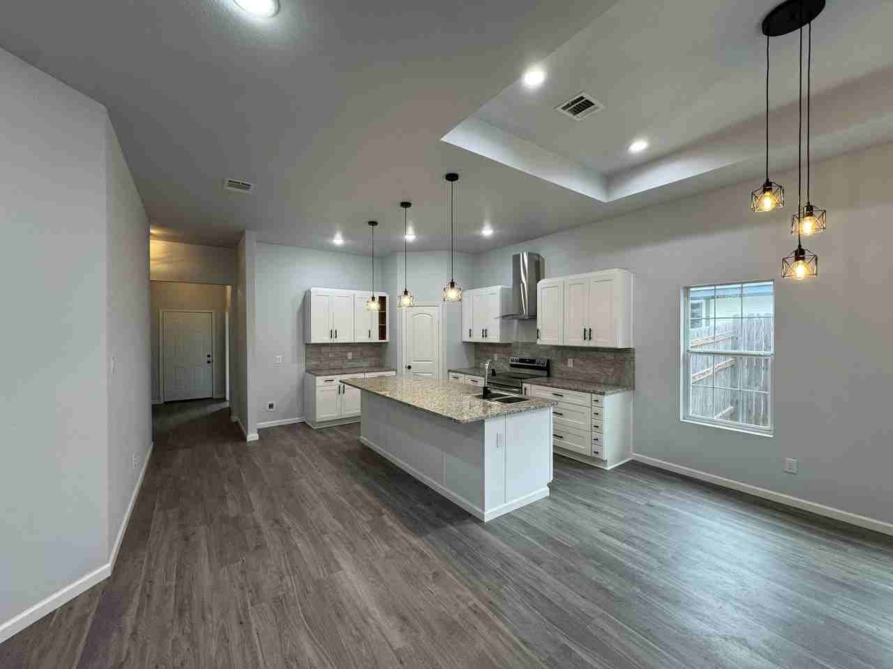 2213 Beverly Dr - Photo 4 of 10