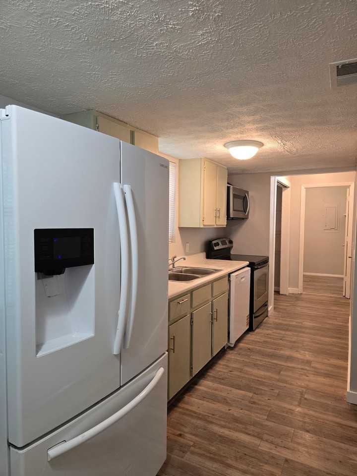 511 Claiborne Ln - Photo 5 of 19