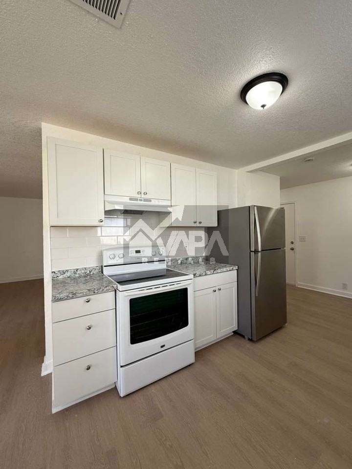 9315 Cliff Way St - Photo 3 of 17