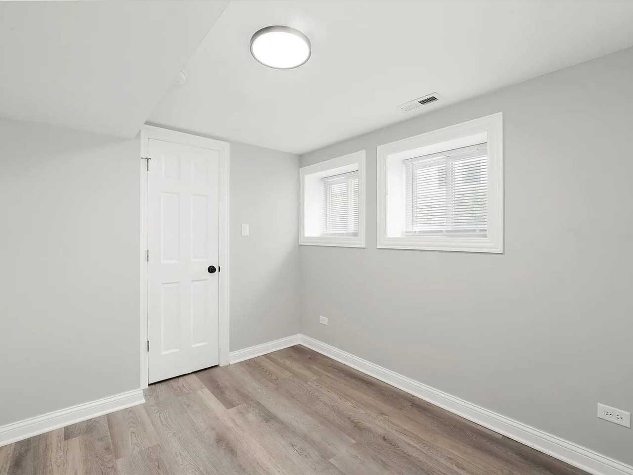 10506 S Edbrooke Ave - Photo 4 of 10