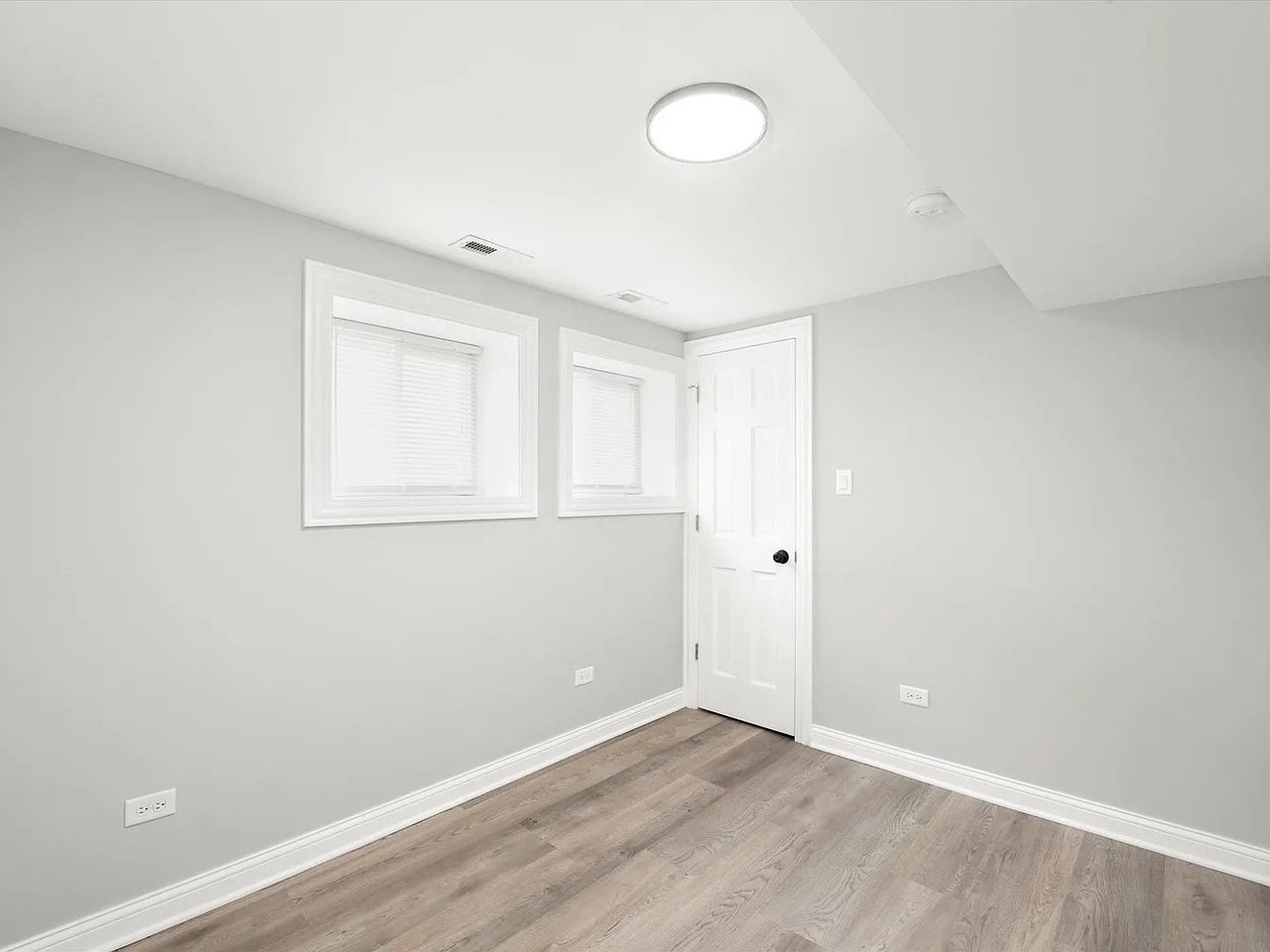 10506 S Edbrooke Ave - Photo 5 of 10