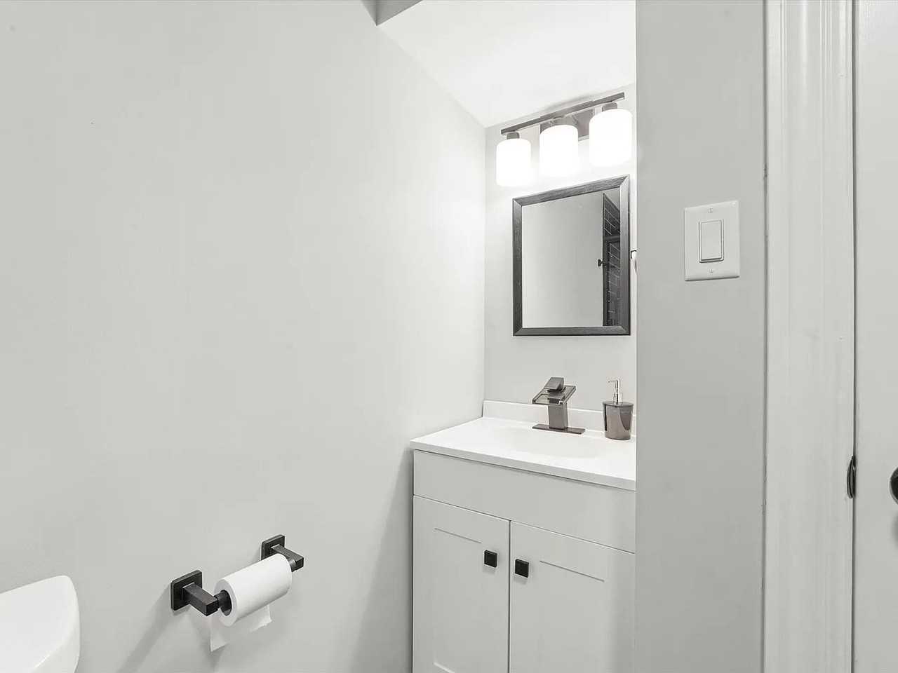 10506 S Edbrooke Ave - Photo 6 of 10
