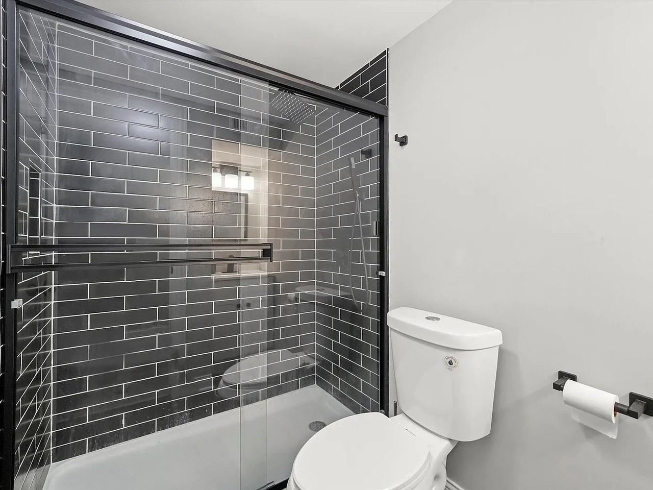 10506 S Edbrooke Ave - Photo 7 of 10