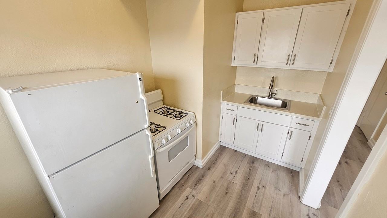 1185 E Vernon Ave #20 - Photo 5 of 8