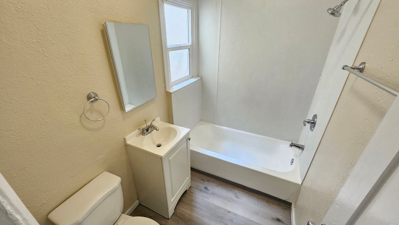 1185 E Vernon Ave #20 - Photo 7 of 8