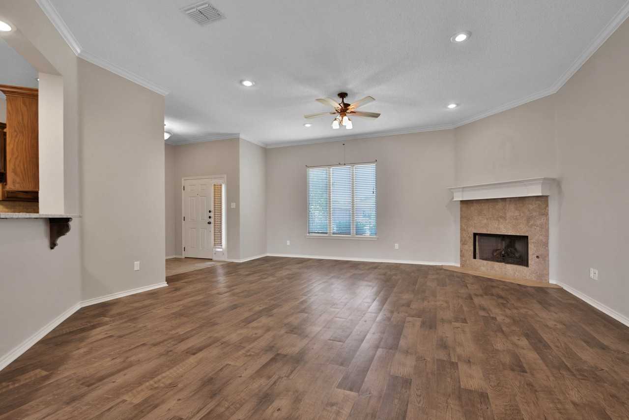 2911 110th St - Photo 2 of 16