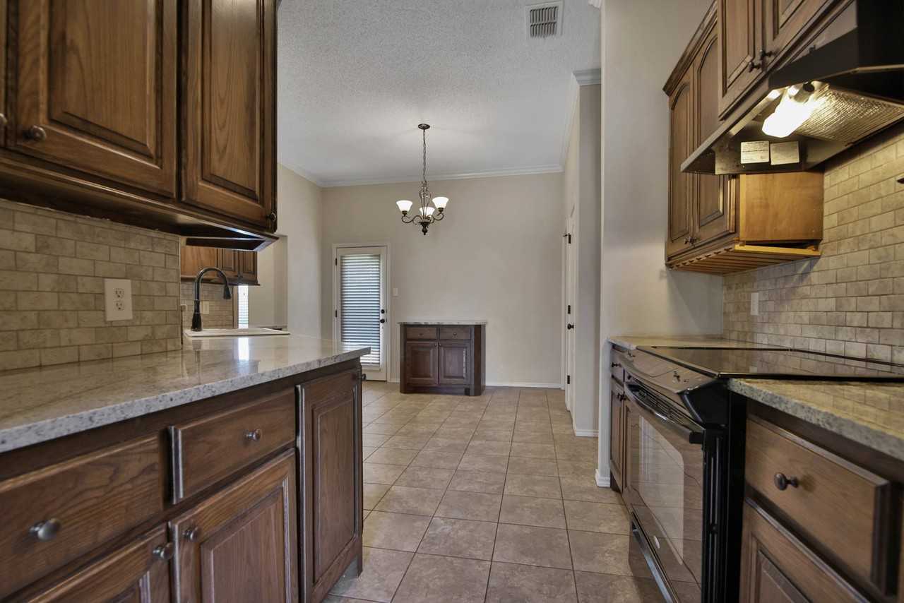 2911 110th St - Photo 4 of 16