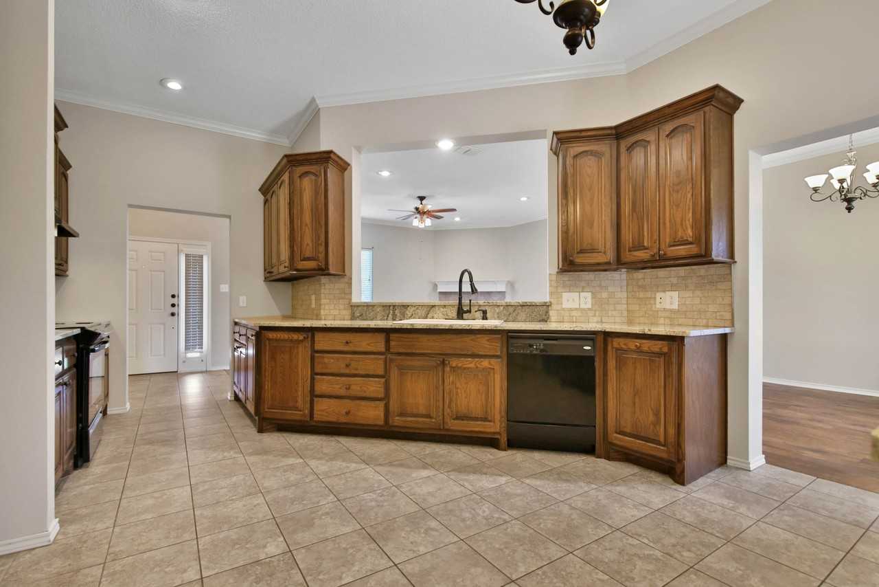 2911 110th St - Photo 5 of 16