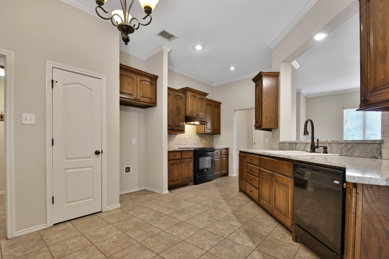 2911 110th St - Photo 6 of 16