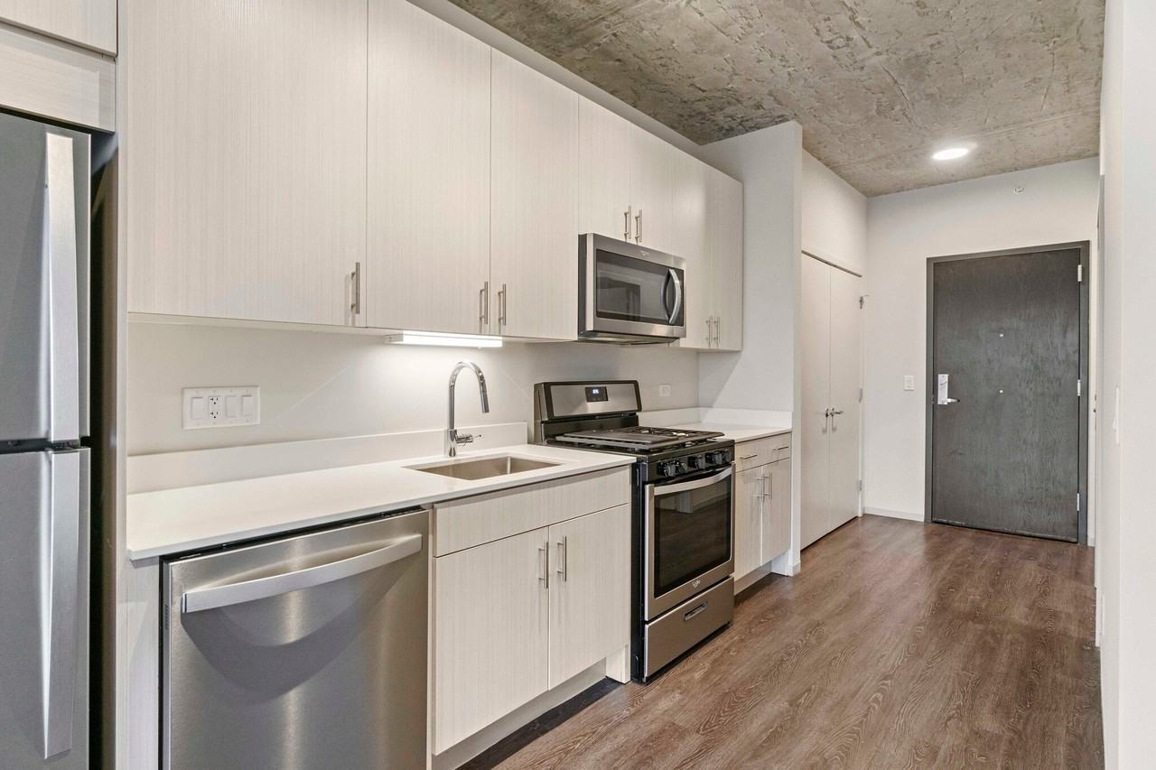 711 S Clark St - Photo 4 of 16