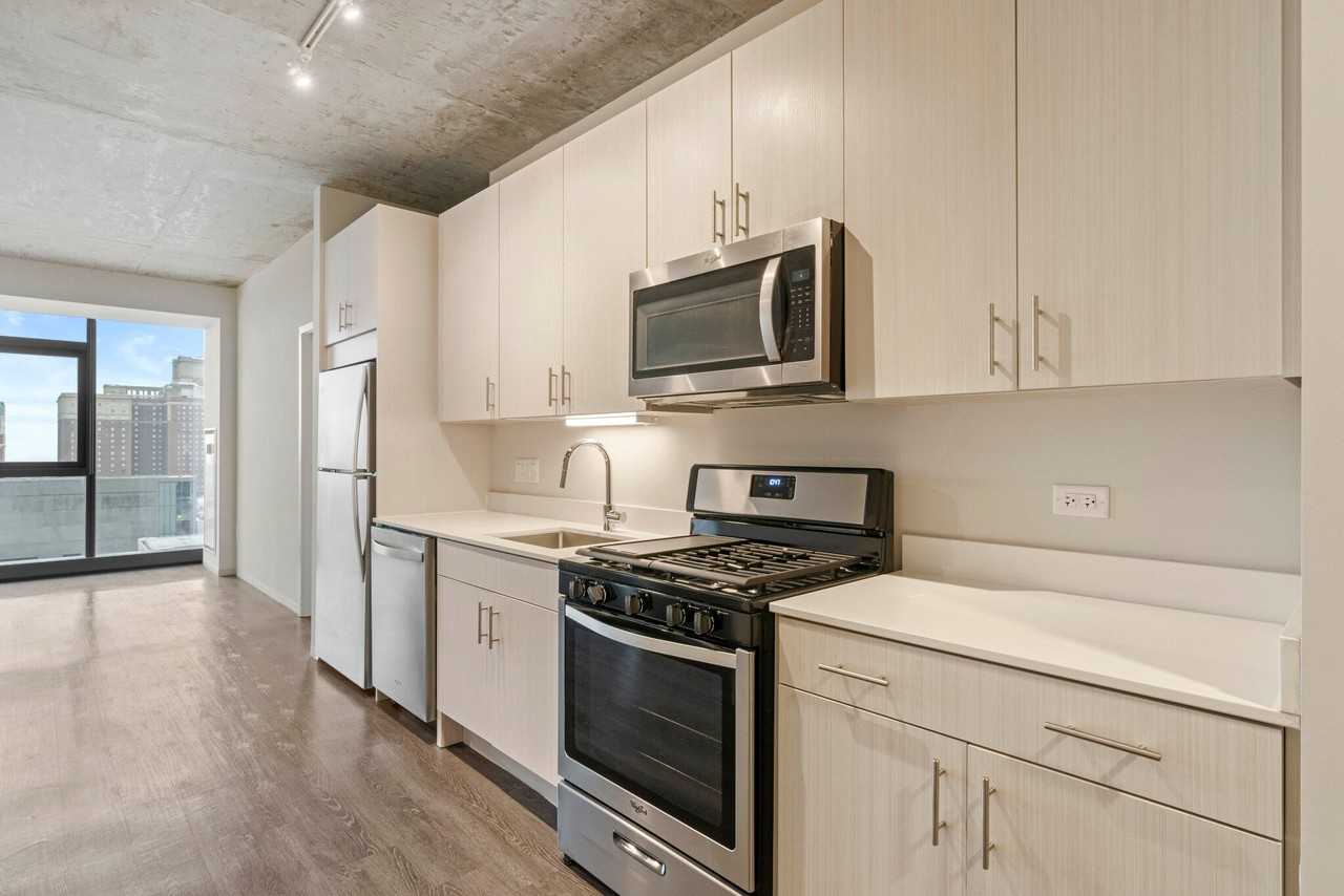 711 S Clark St - Photo 5 of 16