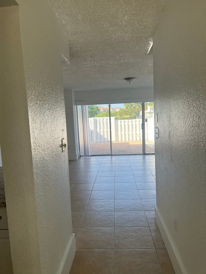 887 Crystal Lake Dr - Photo 4 of 38