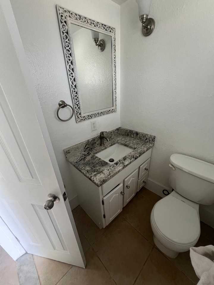 887 Crystal Lake Dr - Photo 5 of 38