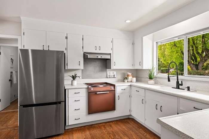 689 Bayport Ave - Photo 7 of 15