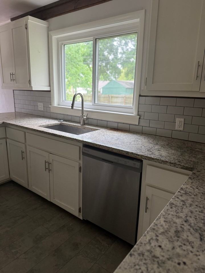 322 S 6th St - Photo 2 of 20