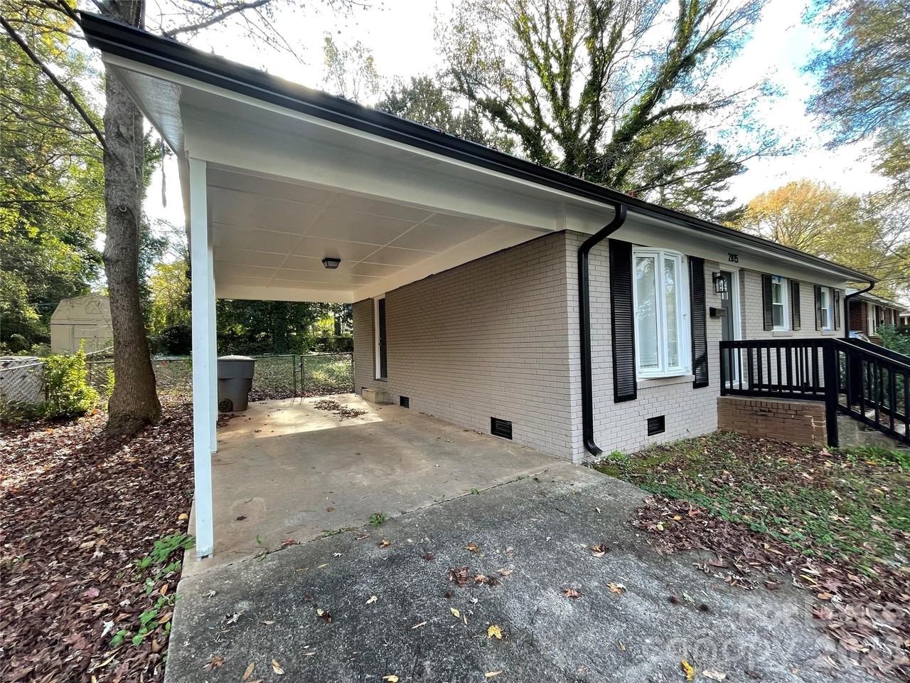 2815 Ravencroft Dr - Photo 2 of 18