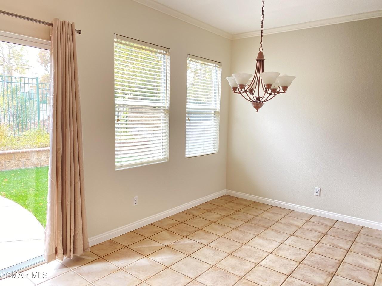 559 Yarrow Dr - Photo 5 of 23