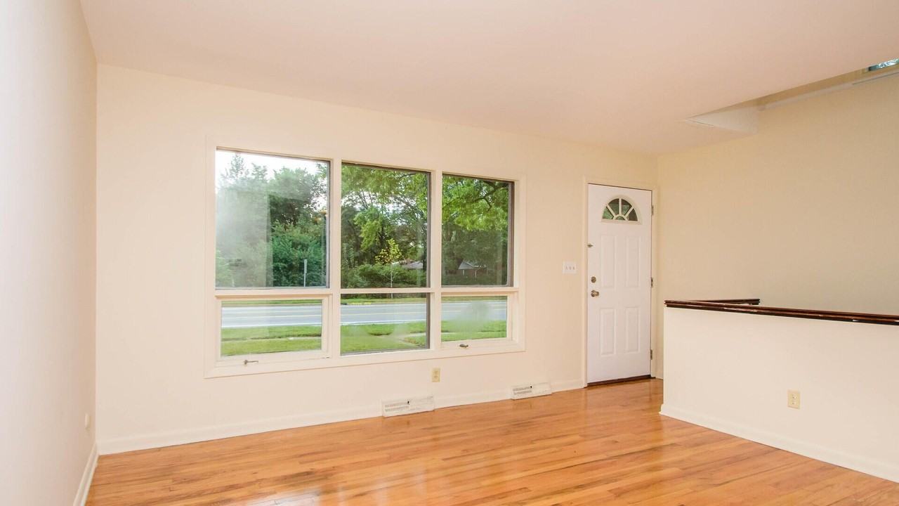 924 N Maple Rd - Photo 2 of 34