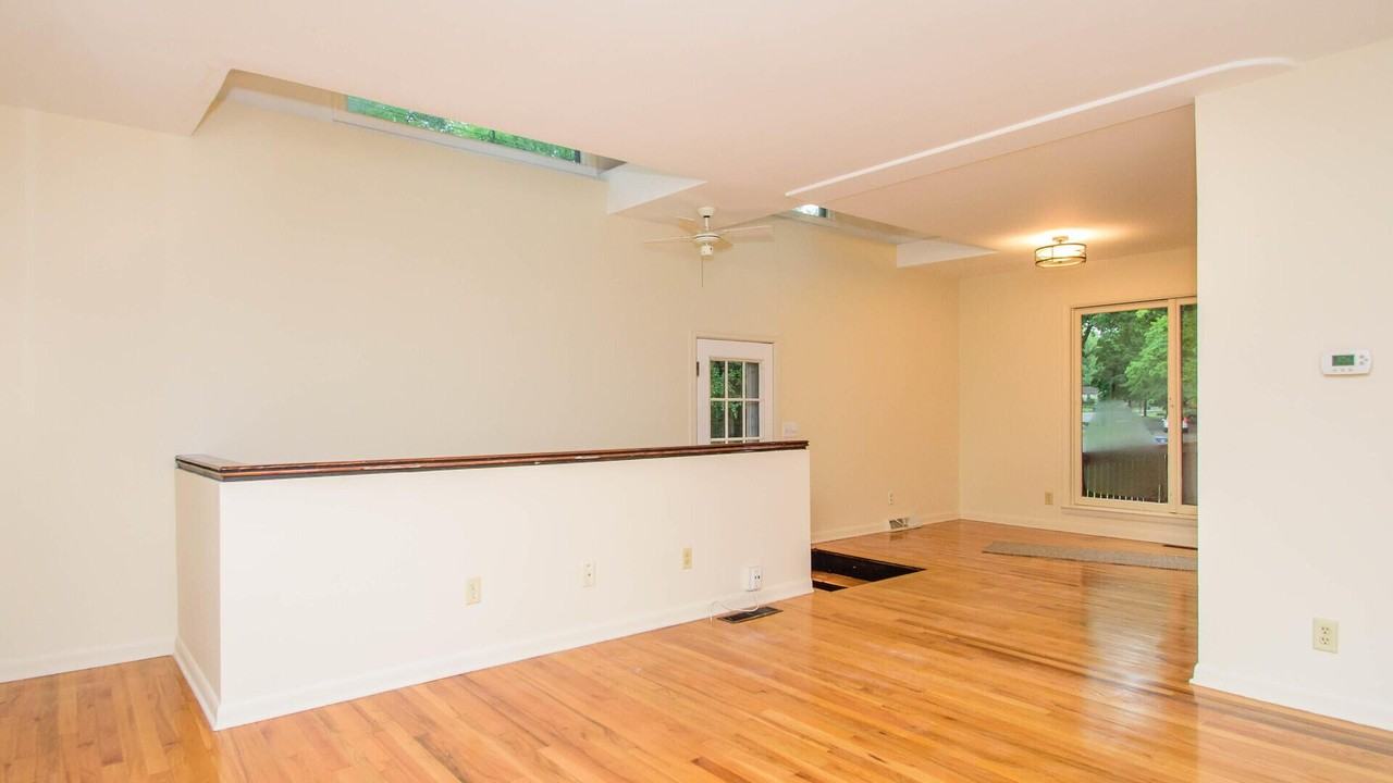 924 N Maple Rd - Photo 3 of 34