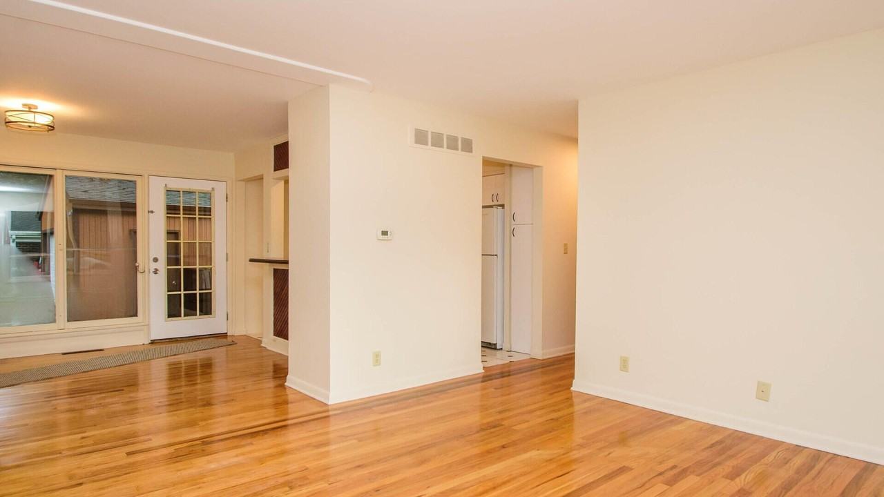 924 N Maple Rd - Photo 4 of 34