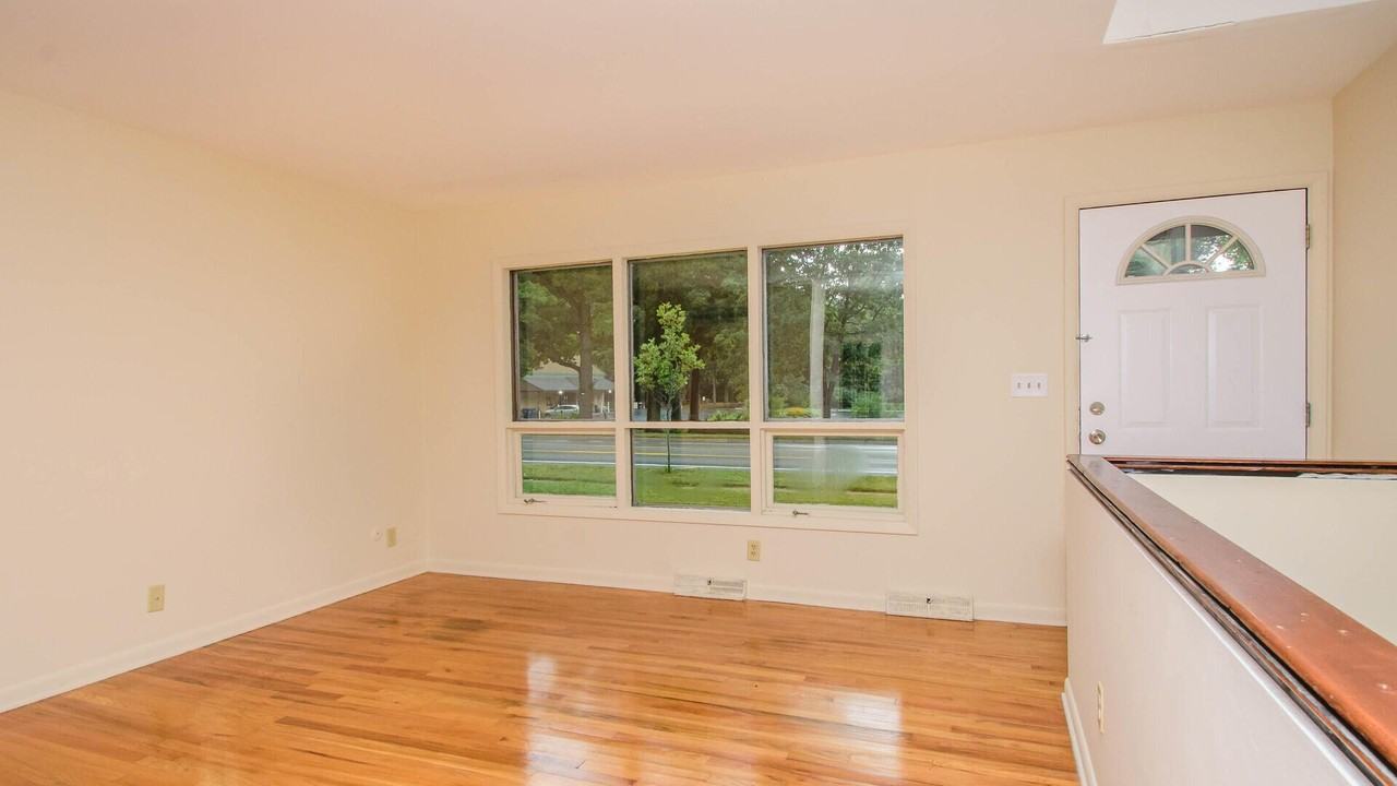 924 N Maple Rd - Photo 5 of 34