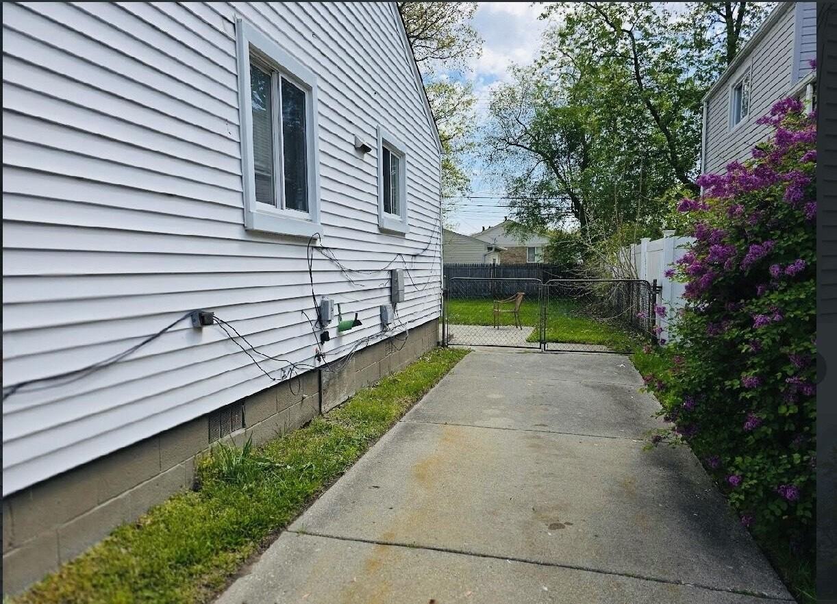 27392 Osmun St - Photo 2 of 11