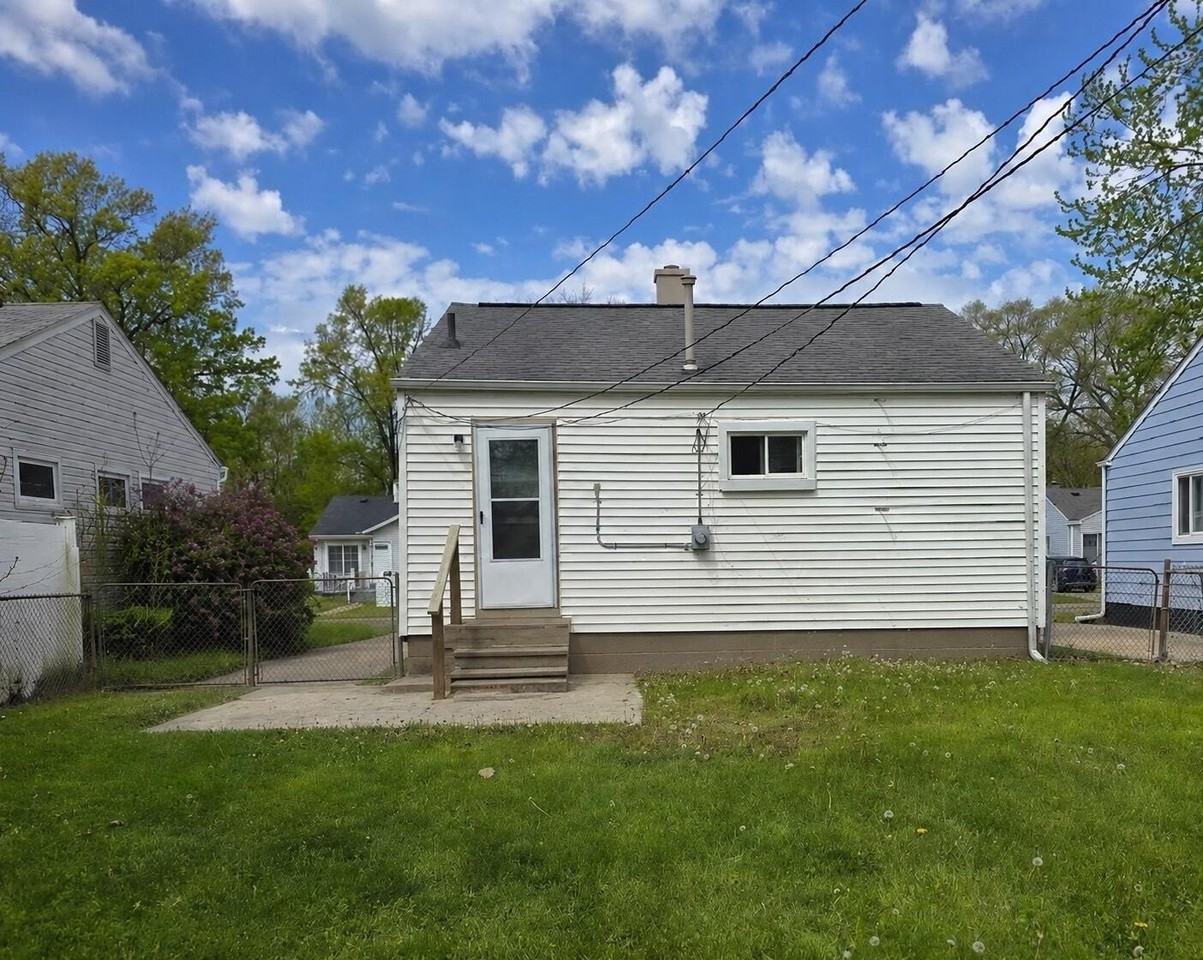 27392 Osmun St - Photo 3 of 11