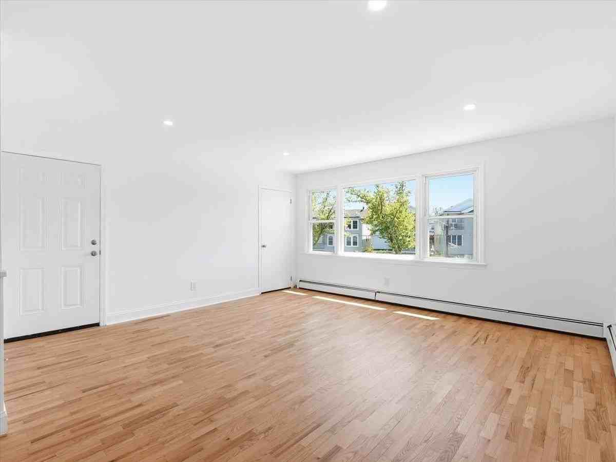 137 Kennedy Blvd #2 - Photo 4 of 27