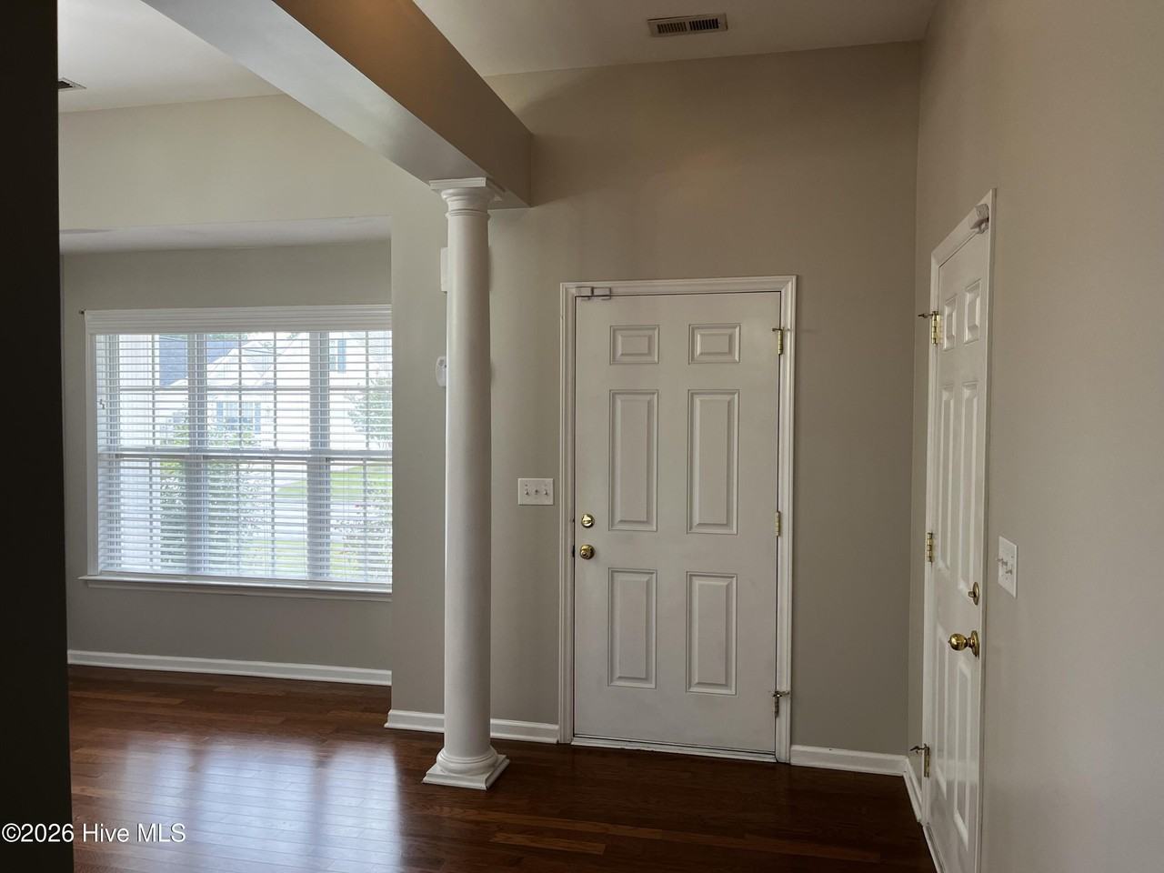 108 Lakeside Green Dr - Photo 4 of 26