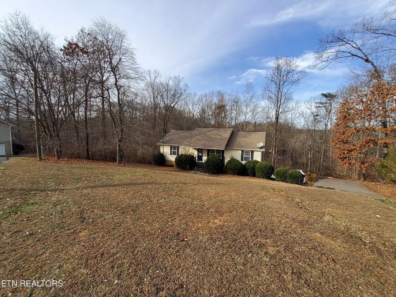 3843 Parkhurst Dr - Photo 2 of 36