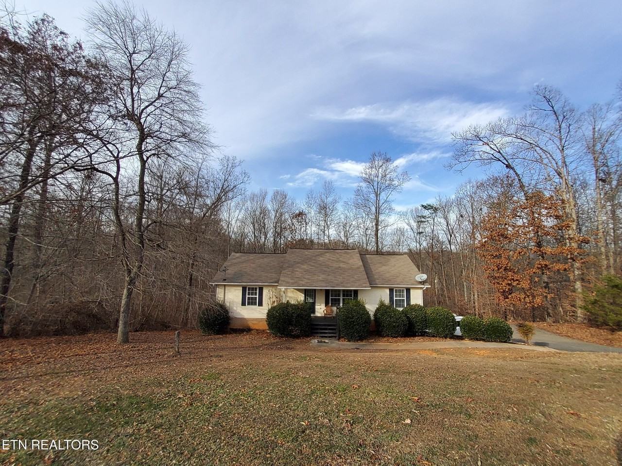 3843 Parkhurst Dr - Photo 3 of 36