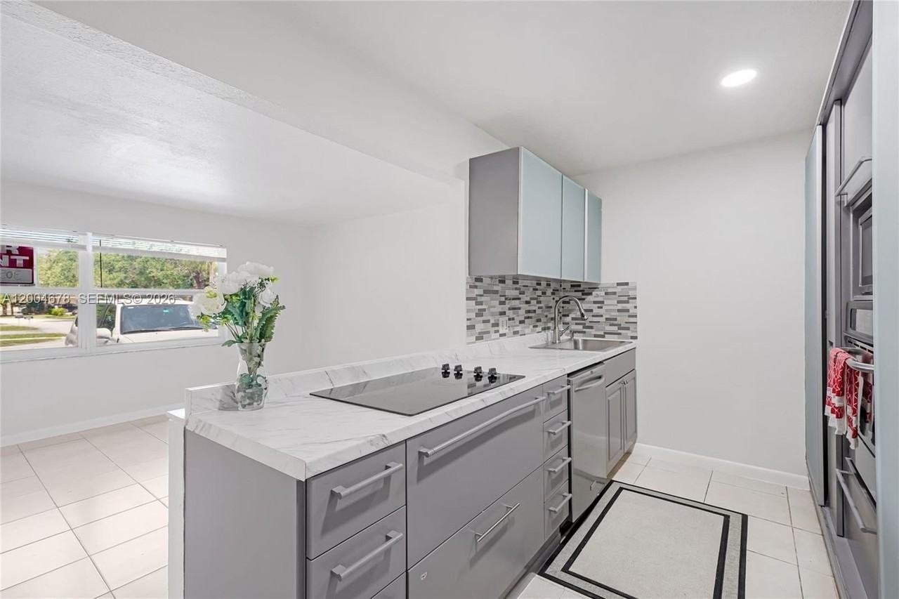 543 Sw 61st Ter #1 - Photo 4 of 25