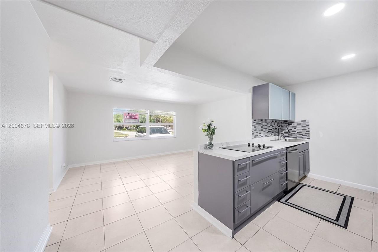543 Sw 61st Ter #1 - Photo 5 of 25