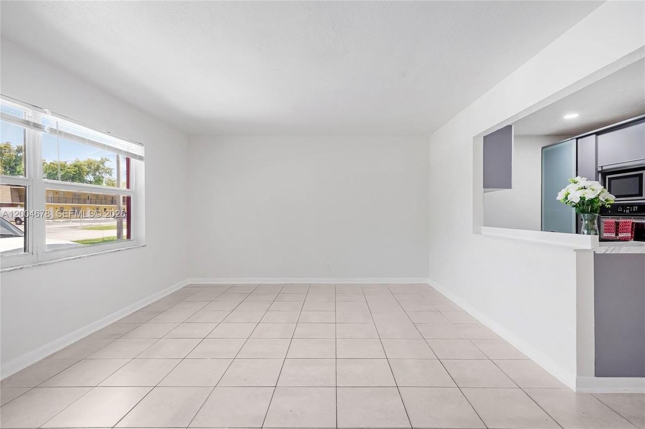 543 Sw 61st Ter #1 - Photo 7 of 25
